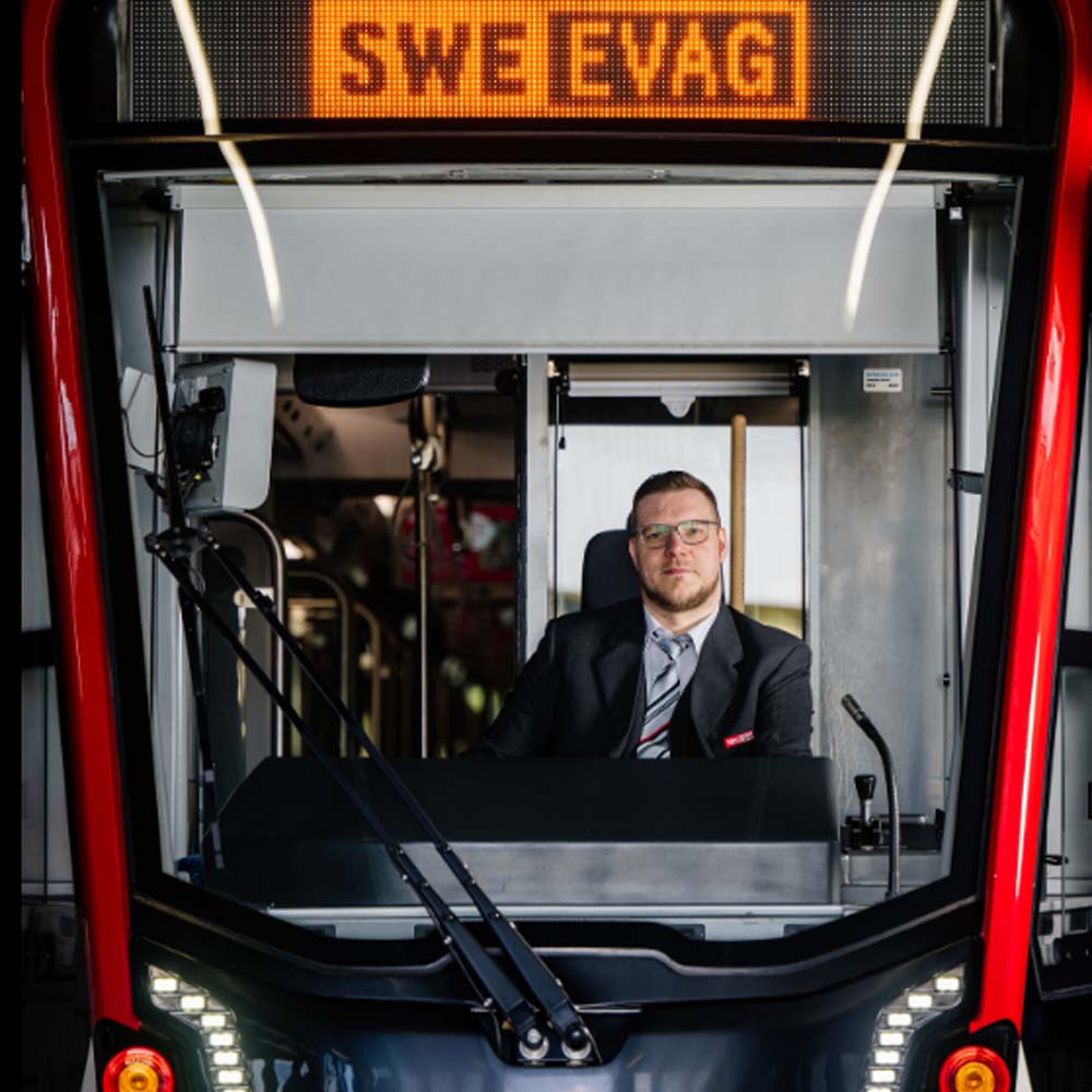 Frontaufnahme von außen mit Straßenbahnfahrer in Fahrerkabine. Auf der Zielanzeige steht "SWE EVAG".