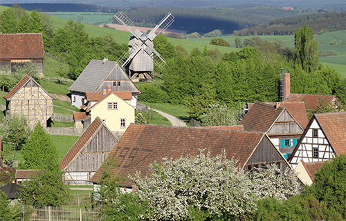 H&auml;user und Windm&uuml;hle im Freilichtmuseum Hohenfelden