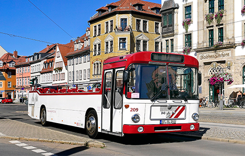 Sommerliche Stadtrundfahrt im Cabriobus durch Erfurt &ndash; offener Oldtimer-Bus am Domplatz