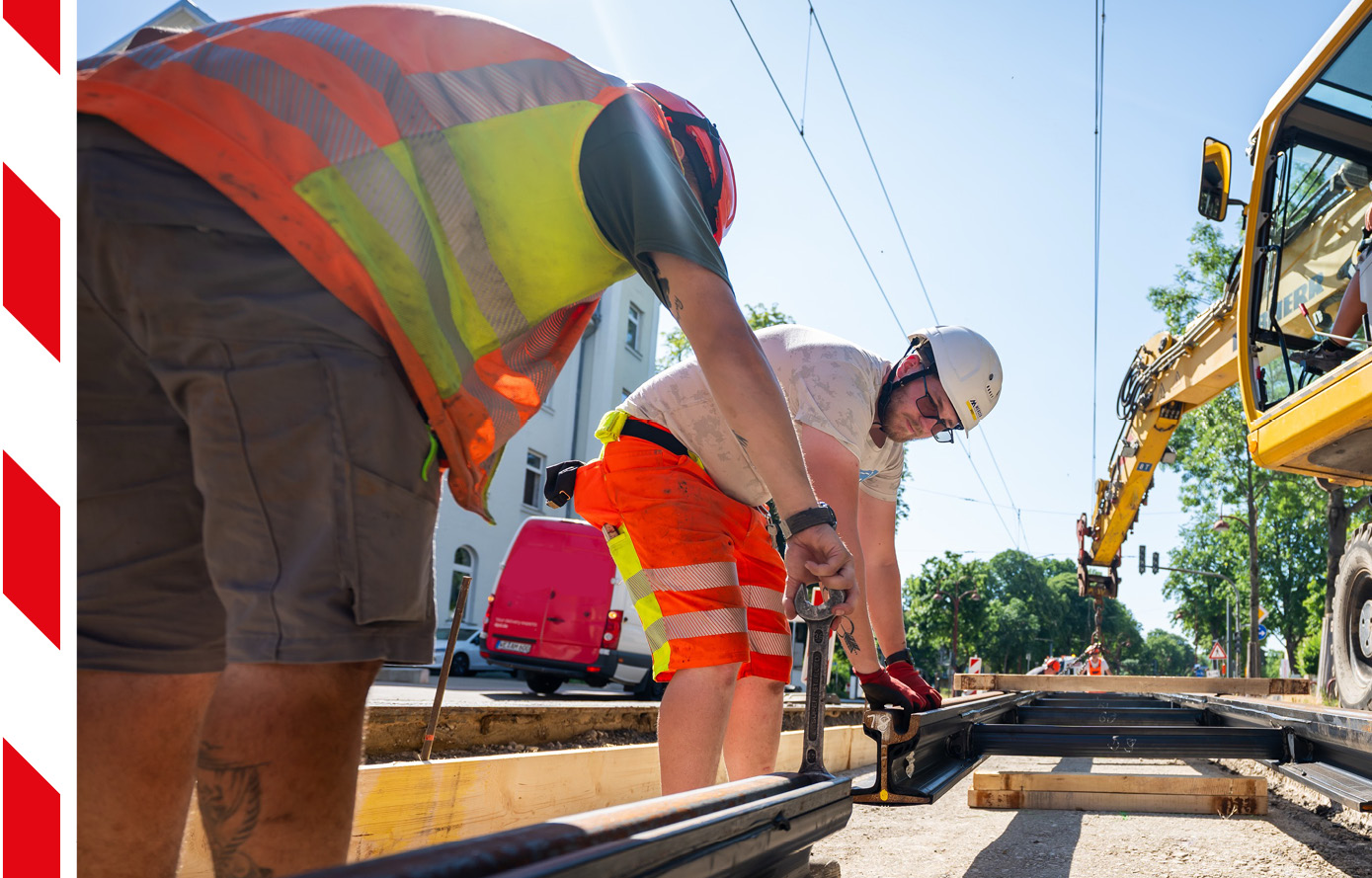 Bild zeigt Bauarbeiter, die an Gleisen arbeiten