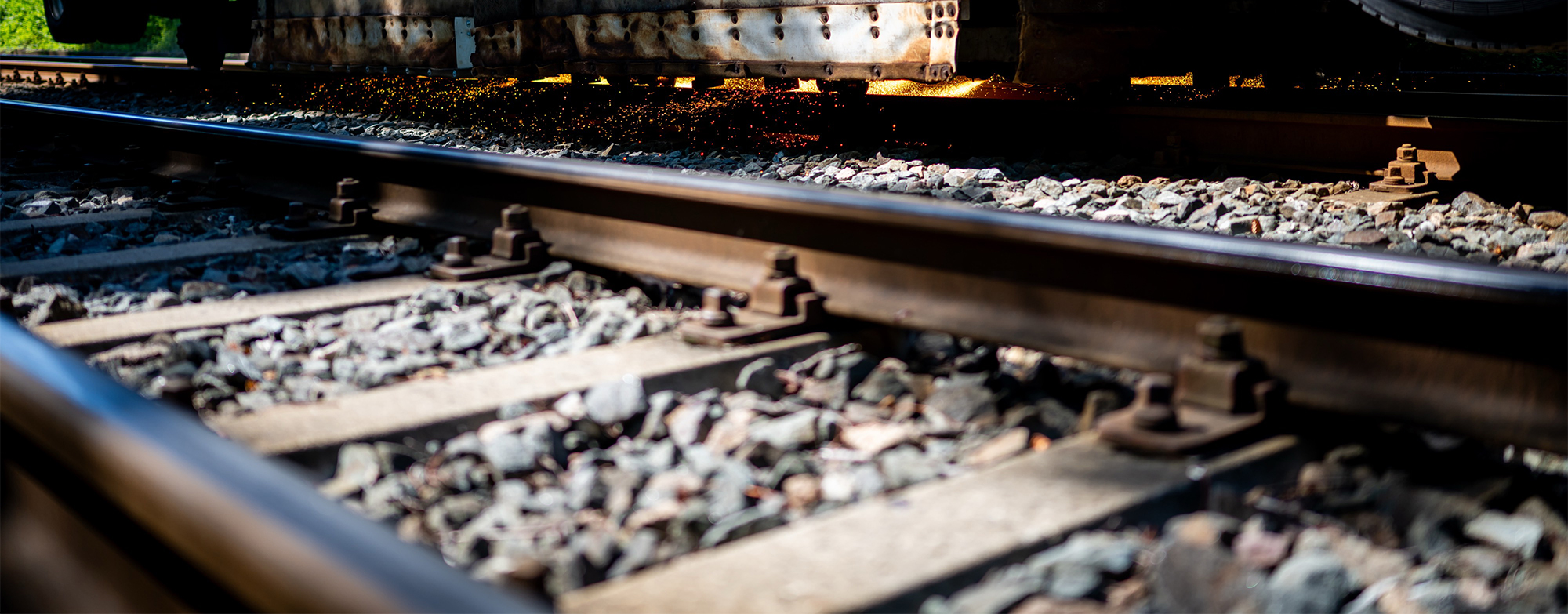 Junger Mann in Schutzausr&uuml;stung an der Oberleitung.