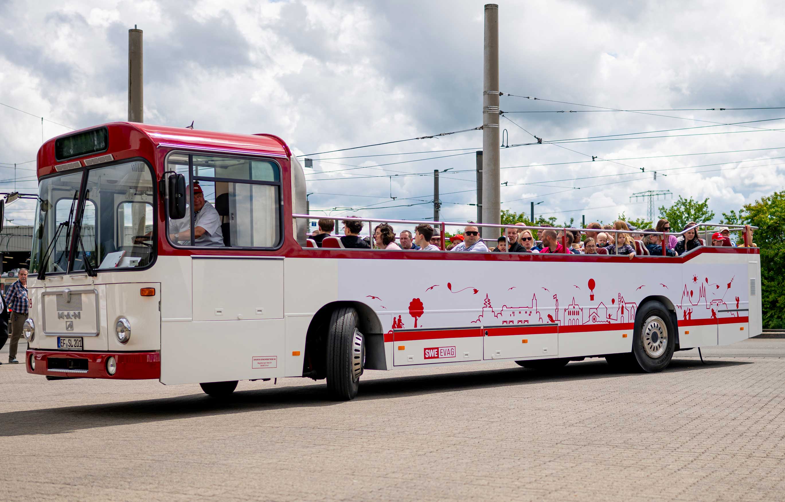 Cabriobus mit Fahrg&auml;sten