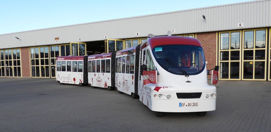 Altstadtbus in weißer und roter Lackierung auf dem Betriebshof.