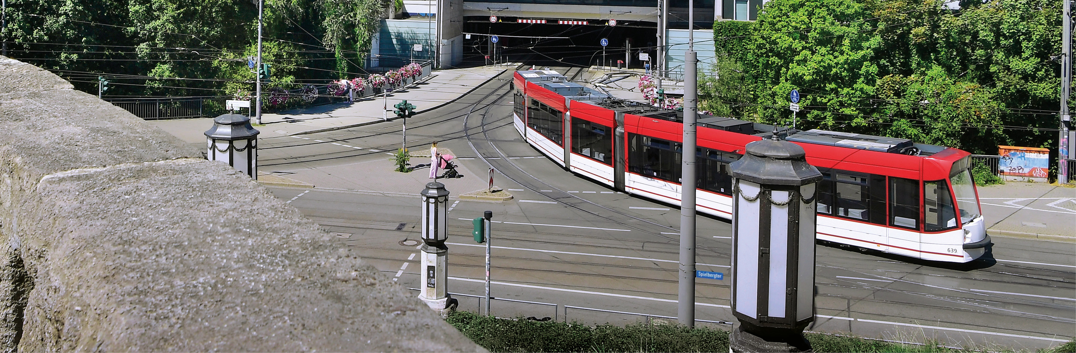 Das Bild zeigt eine Bahn an Stadtparkkopf mit Einfahrt in den Bahnhofstunnel