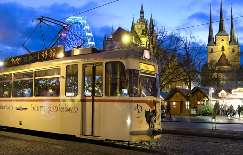 Historische Stra&szlig;enbahn vor weihnachtlich geschm&uuml;cktem Domplatz.