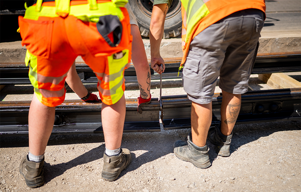 Zwei M&auml;nner vermessen Gleise.