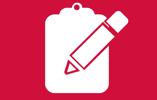 Roter Hintergrund mit weißem Stift und Klemmbrett.