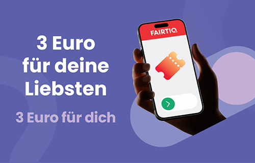 Hand mit Handy. FAIRTIQ auf dem Bildschirm.