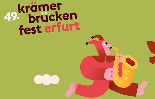 Grafik zum 49. Kr&auml;merbr&uuml;ckenfest in Erfurt: Auf gr&uuml;nem Hintergrund l&auml;uft eine stilisierte rote Figur mit Narrenkappe und spielt ein gelbes Blasinstrument. Oben links steht der Schriftzug &bdquo;49. kr&auml;merbr&uuml;cken fest erfurt&ldquo;.
