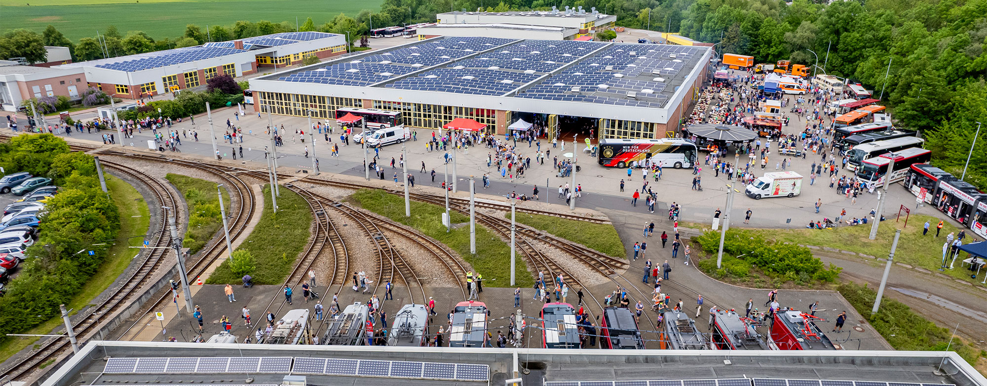 Busfahrerin l&auml;chelt einsteigenden Fahrgast an.