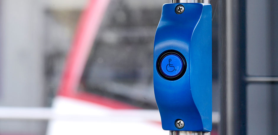 Blaue Rollstuhltaste in der Stra&szlig;enbahn
