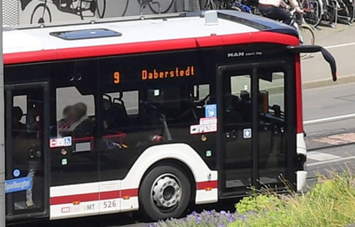 Linienbus der Linie 9 mit dem Fahrtziel Daberstedt an einer Haltestelle.