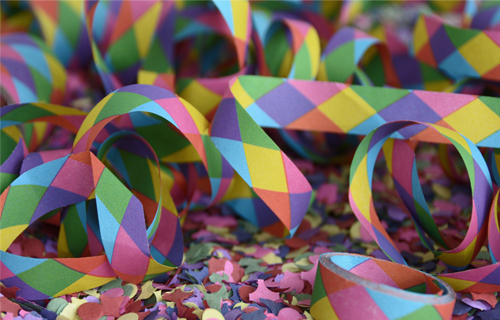 EVAG-Wandkalender 2026 vor weihnachtlichem Hintergrund