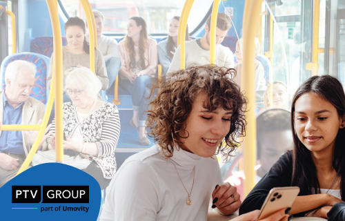 Zwei Frauen sitzen in der Strassenbahn.