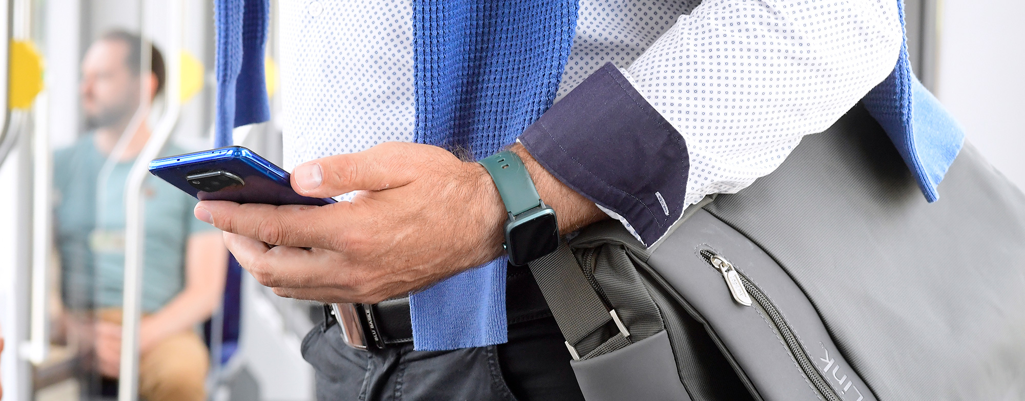 Mann h&auml;lt Handy in der Hand.