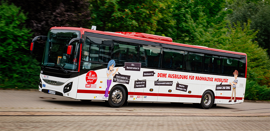 Bus von Iveco, Typ Evadys H. Rot und wei&szlig; lackiert.