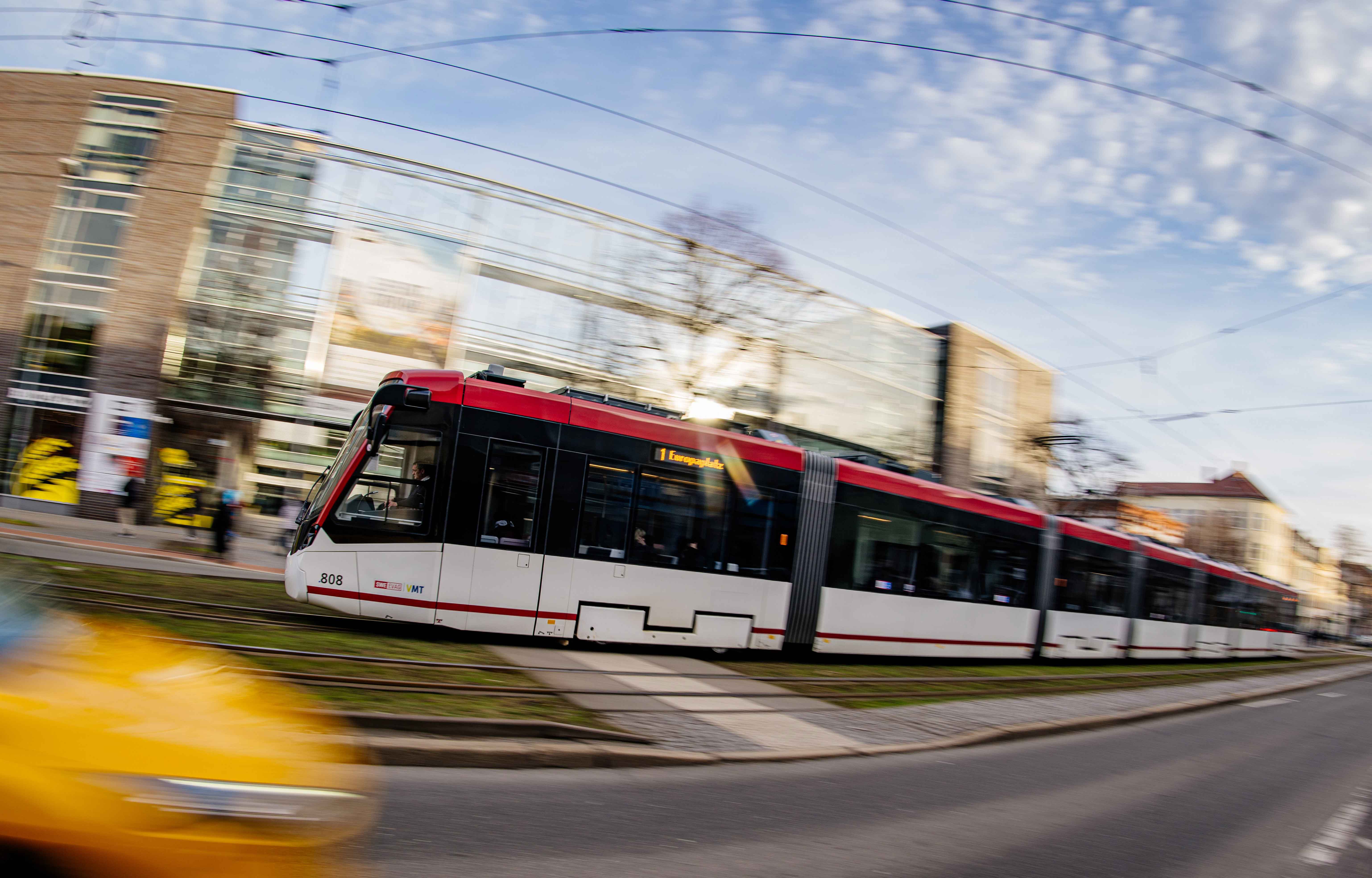 Stra&szlig;enbahn in der Magdeburger Allee vor den Stadtwerken.