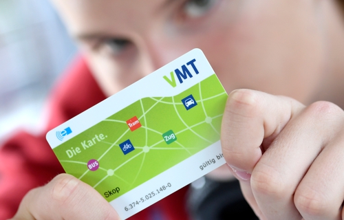 Jugendlicher hält Chipkarte in der Hand.