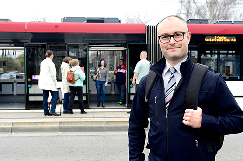 Fahrer vor Straßenbahn